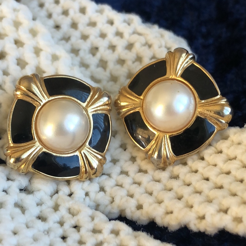 Trifari signed Vintage Pearl Enamel Gold post earrings Elegant Classic (E20)